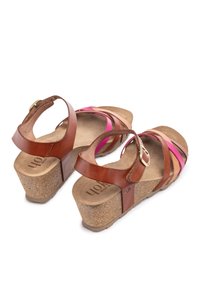 Bruine leren sleehaksandalen met meerkleurige banden in roze en beige. Kurkhak met een gestructureerd oppervlak en een verstelbare sluiting.