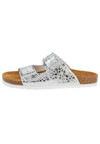 Silverfärgad metallisk sandal med två justerbara spännen, korkfotbädd och vit strukturerad sula.