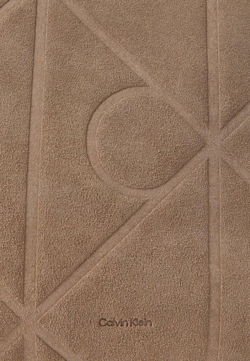 Calvin Klein EMBLEM EMBOSSED TOTE - Velká kabelka - desert taupe