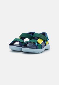 Remmar i sandal med blå, grön och gul syntetisk material, justerbara remmar och en lätt gummisula med texturerat mönster.