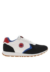 Baskets de sport avec une tige en daim noir et en synthétique blanc, accents bleus et rouges, détails perforés, lacets plats et semelle extérieure en caoutchouc naturel.