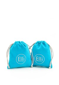 Deux sacs en tissu doux de couleur turquoise avec cordon de serrage. Chacun présente un logo circulaire blanc avec le texte "Elli" et "par Julie & Grace".