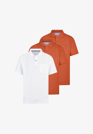 Drei kurzärmlige Poloshirts mit Kragen und Brusttaschen, eines vorne in Weiß und zwei hinten in gebranntem Orange.