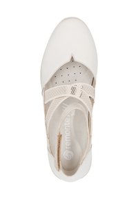 Chaussure en cuir blanc avec un design découpé, dotée d'une sangle en mesh croisée et d'une semelle intérieure perforée. Texture lisse et bout arrondi.