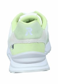 Sneaker con tomaia in mesh bianco e suede, con un tallone e dettagli verde chiaro, design arrotondato e logo bianco sul retro.
