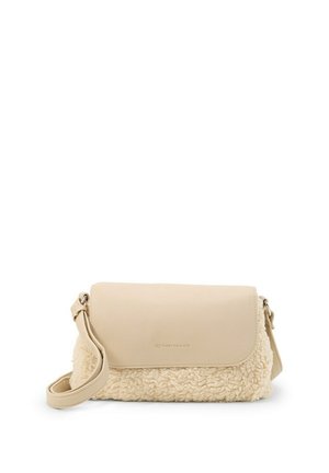 Beige schoudertas met een gladde flap en een getextureerde, zachte fleece onderkant, voorzien van een verstelbare riem en een subtiel merkembleem.