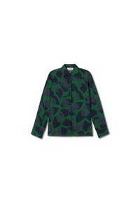 Camisa de botones hecha de una tela ligera, con un patrón geométrico en verde y azul marino, con cuello puntiagudo y mangas largas.