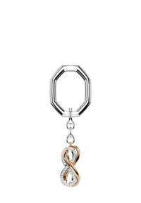 Srebrny ośmiokątny brelok z zawieszką w kształcie nieskończoności w kolorze różowego złota i srebra, ozdobioną lśniącymi, przejrzystymi kryształami.