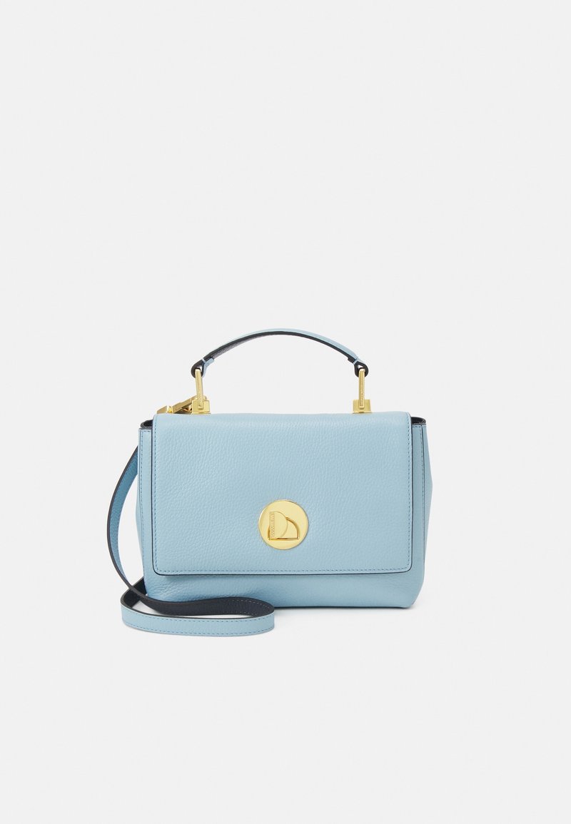 Sac à main en cuir bleu clair avec un fermoir circulaire doré, une poignée supérieure et une bandoulière amovible sur fond blanc uni.