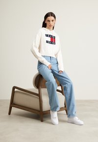 Tommy Jeans CENTER FLAG mleczny