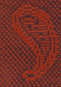 Tissu texturé mettant en valeur un mélange de fils rouge profond et marron foncé, présentant un motif en zigzag répété avec un logo prominent subtilement intégré.