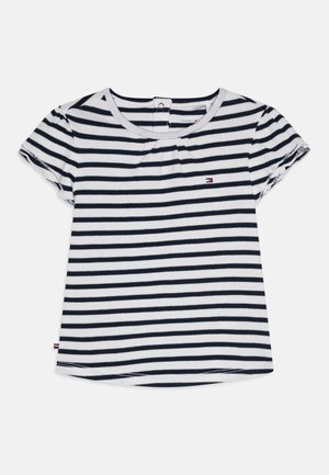 Pruhované tričko v bielej a námořníckej modrej farbe, s krátkymi rukávmi, okrúhlym výstrihom, s malým logom na hrudi a zberaným detailom výstrihu.