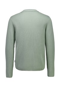 Maglione verde chiaro a coste con scollo rotondo, maniche lunghe e orlo dritto con sottili spacchi laterali per facilitare i movimenti.