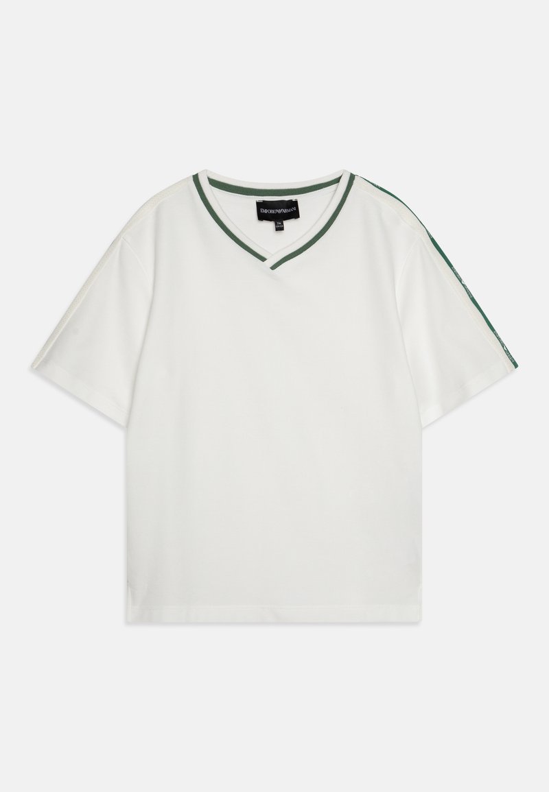 Weißes kurzärmliges V-Ausschnitt-T-Shirt mit einem grünen Besatz entlang des Halsausschnitts und der Schultern. Weicher Stoff und lässige Passform.