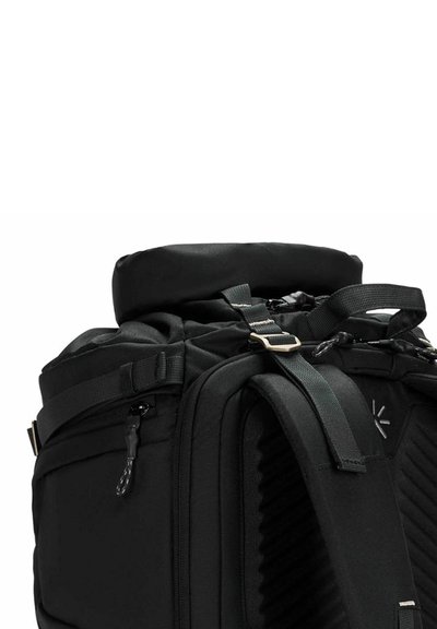 Zaino nero con design a roll-top, dotato di spallacci regolabili, tasche laterali e tessuto resistente con dettagli testurizzati e accessori in metallo.