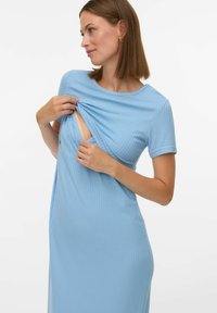 Robes bleue côtelée à manches courtes, avec une ouverture sur le côté. Tissu lisse et extensible pour un confort et un ajustement optimaux.