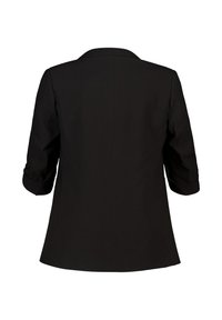 Zwarte blazer met een notch-kraag, driekwart mouwen en opgerolde manchetten. Kenmerkt zich door een stevige textuur en een getailleerde snit, zonder zichtbare versieringen.