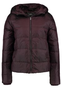 Doudoune bordeaux avec capuche, présentant des sections matelassées horizontales, une fermeture éclair à l'avant et des poignets élastiques pour un ajustement parfait.