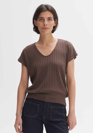 Haut corto marron à manches courtes avec décolleté en V, présentant un motif texturé et une coupe décontractée. Assorti à un jean en denim foncé.