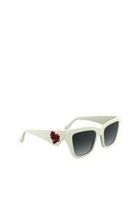 Białe okulary przeciwsłoneczne o odważnym kwadratowym kształcie; gradientowe ciemne soczewki; lewa oprawka zdobiona czerwonym akcentem w kształcie serca z efektem pędzla.