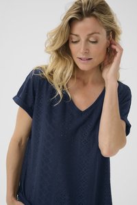 Navy krāsas V veida kakla tops, izgatavots no teksturēta auduma ar dimanta rakstu un īsām sarullētām piedurknēm, ar brīvu piegriezumu.