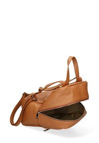 Zaino in pelle marrone chiaro con doppi manici superiori, chiusura con cerniera e superficie testurizzata. Presenta un ampio interno e dettagli in metallo silver.