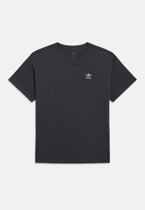 T-majica z V-izrezom in kratkimi rokavi v temno sivi tkanini s subtilnim logotipom Adidas na levi strani prsi. Gladek teksturiran in priložnostni dizajn.
