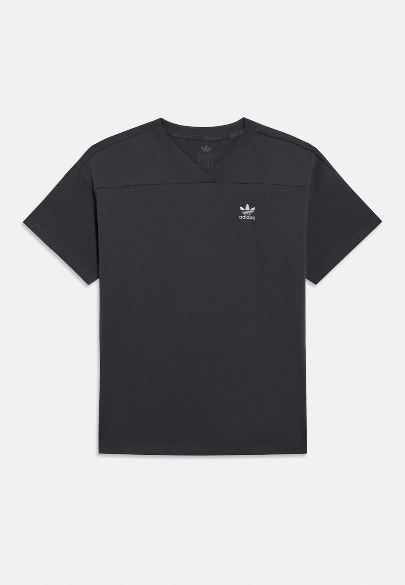 T-shirt με V λαιμόκοψη και κοντά μανίκια σε σκούρο γκρι ύφασμα, με διακριτικό λογότυπο Adidas στο αριστερό στήθος. Λείο ύφασμα και χαλαρή σχεδίαση.