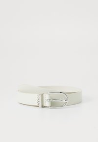 Hvid læderbælte med en skinnende sølvfarvet metalspænde. Har en glat tekstur og et smalt design, med et logo præget nær spænde.