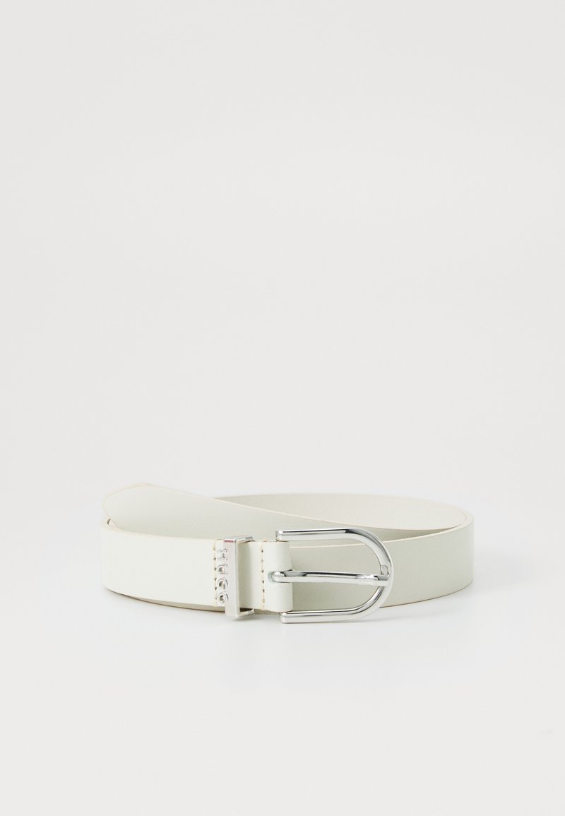 Hvid læderbælte med en skinnende sølvfarvet metalspænde. Har en glat tekstur og et smalt design, med et logo præget nær spænde.