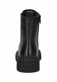 Botas negras de tobillo hechas de cuero texturizado, con una cremallera lateral, una suela gruesa y costuras sutiles a lo largo de la base.