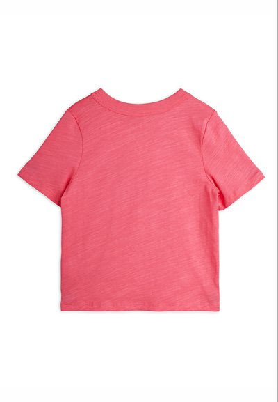 Ροζ παιδικό κοντομάνικο μπλουζάκι με διακριτική υφή, στρογγυλή λαιμόκοψη και ορατή ραφή σε λευκό φόντο.