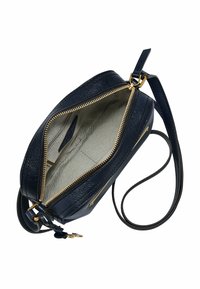 Marineblauwe leren schoudertas met lange schouderband, gouden ritssluiting en een lichtgekleurde stoffen binnenkant met kleine interne vakken.