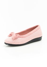 Scarpe flat rosa con tessuto testurizzato, punta tondeggiante e un fiocco decorativo nella parte anteriore. Presentano una suola a zeppa nera bassa.