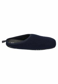 Pantofole blu navy con tomaia in feltro morbido, punta tonda e suola nera texturizzata. Dotate di un'apertura posteriore per facilitarne l'indossamento.