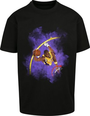 Svart bomull t-skjorte med grafikk av en basketballspiller i en gul drakt, med et abstrakt bakgrunn i lilla og røde detaljer på kurven.