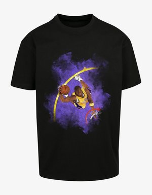 Juodas medvilninis marškinėlis su grafika, vaizduojančia krepšininką geltonais marškiniais, su purpuriu abstrakčiu fonu ir raudonais krepšinio lankų akcentais.