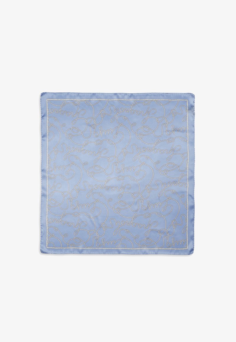 Silke firkantet tørklæde i lyseblå med indviklet sølvbroderi i et gentagende kursivmønster. Glat tekstur og færdige kanter.