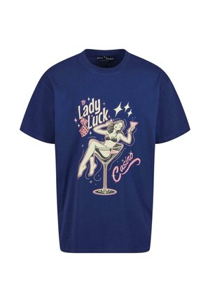 Tricou din bumbac bleu marin cu un print grafic care prezintă o femeie într-un pahar de cocktail, cu textul "Lady Luck" și "Casino" în roz deschis.