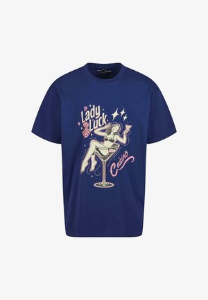 Tumedast sinine puuvillane t-särk, millel on graafiline print naisest kokteiliklaasis koos tekstidega "Lady Luck" ja "Casino" helesinises roosas.