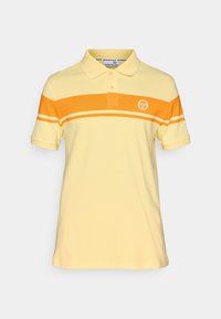 Geel poloshirt met oranje horizontale strepen, kraagontwerp, korte mouwen en een logo op de borst, gemaakt van ademende stof.