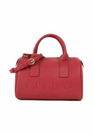 Sac à main Valentino en cuir rouge avec logo embossé, double poignée et bandoulière réglable avec boucle dorée.
