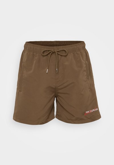 Rjave kopalne hlače so izdelane iz lahkega, gladkega materiala. Imajo elastičen pas z vrvico in stranske žepe. Rdeč logo detalj.