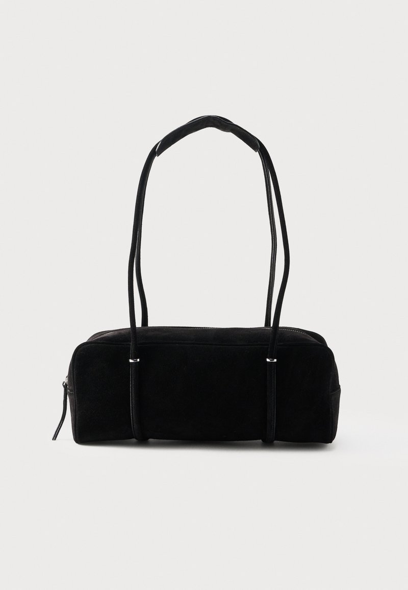 Μαύρη ορθογώνια τσάντα από σουέντ με δύο μακριές λεπτές λουριά ώμου και φερμουάρ, πάνω σε απλό ανοιχτό φόντο.