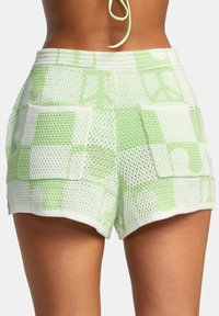 Gröna och vita mesh-shorts med ett rutigt mönster, sidofickor och en hög midja med kontrasterande textur.