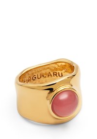 Anillo en tono dorado con una banda lisa y redondeada, y una gran piedra rosa en la parte frontal, que presenta un acabado pulido y un interior grabado.