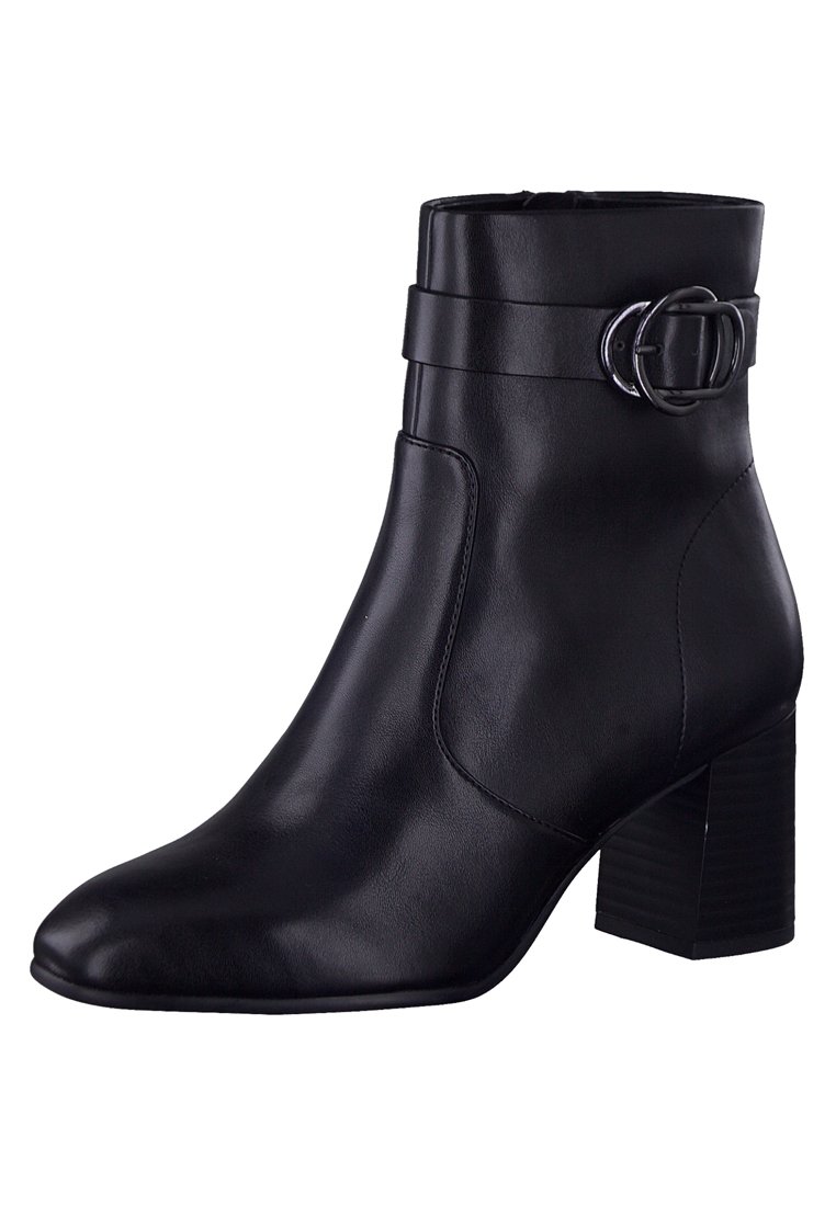 Schwarze Lederstiefelette mit spitzem Zehenbereich, seitlicher Schnallenakzent und strukturiertem Blockabsatz. Glatte Oberfläche, Schafthöhe mittlerer Höhe.