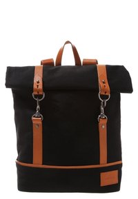 Rullemorsryggsäck i svart kanvas med bruna läderremmar och detaljer. Har silverfärgad hårdvara och en rektangulär bas.