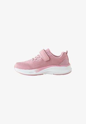 Sneaker atletica rosa con tomaia in mesh, chiusure con lacci e strappo in velcro, suola imbottita bianca e linguetta posteriore.