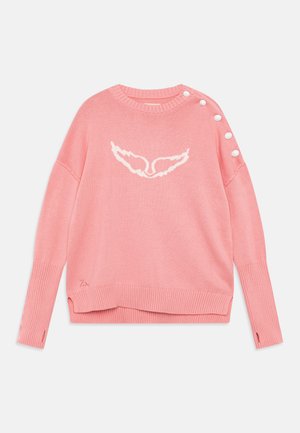 Ružový pletený sveter s bielym dizajnom krídla na hrudi, rebrovanými manžetami a lemom, s dekoratívnymi gombíkmi na jednom pleci.